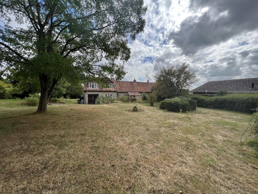 Lot: 89 - BARN CONVERSION FOR UPDATING WITH LARGE GARDEN - FURTHER DEVELOPMENT POTENTIAL -